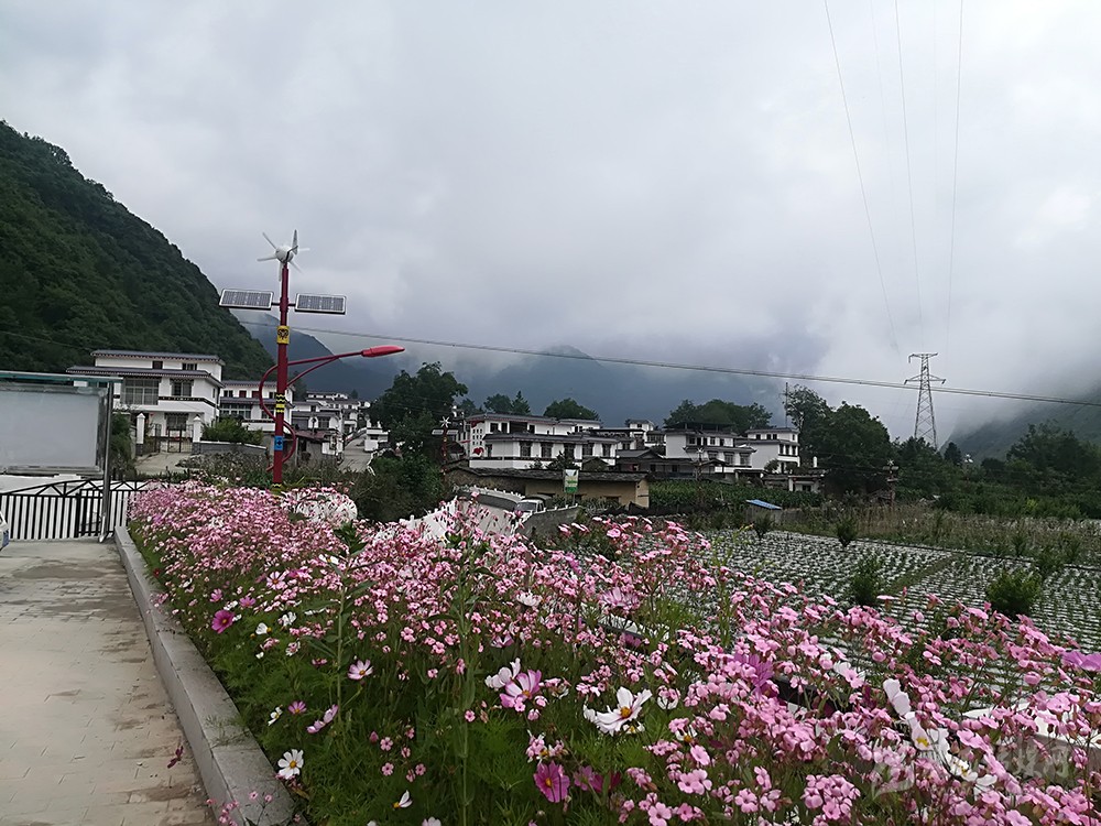 བརྒྱད་ཟིལ་རྫོང་དབེན་པོ་ཡུལ་ཤོག་གིས་ཁྱད་ཆོས་ལྡན་པའི་གྲོང་རྡལ་ཆུང་ཆུང་གསར་སྐྲུན་བྱས།