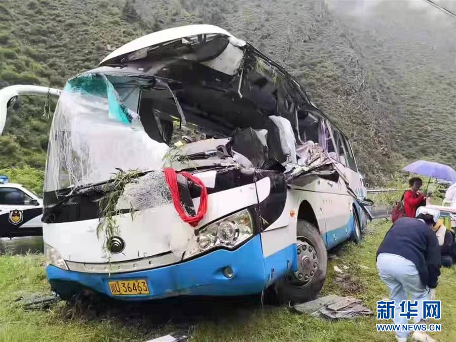 རྔ་བ་ཁུལ་གྱི་ཡུལ་སྐོར་འགྲུལ་སྐྱེལ་རླངས་འཁོར་ཆེ་གྲས་ཤིག་ལ་རྦབ་རྡོ་ཕོག་ནས་མི་3རྐྱེན་ལམ་དུ་ཤོར་བ་དང་མི་4གར་སོང་ཆ་མེད་དུ་གྱུར་ཡོད།