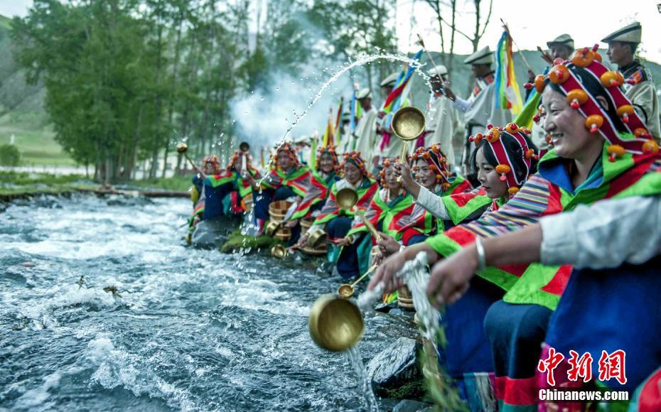 མཚོ་སྔོན་གྱི་གནའ་བོའི་གྲོང་ཚོས་ཆུ་གཏོར་དུས་ཆེན་བསུས་པ།