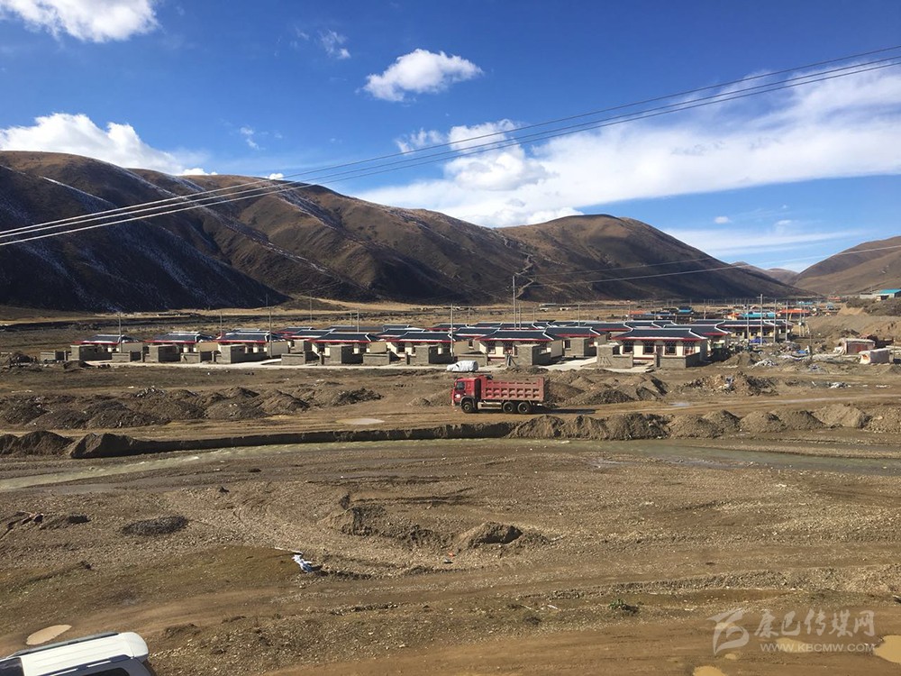 གསེར་ཐར་རྫོང་གི་མང་ཚོགས་དབུལ་ཕོངས་ཁང་གསར་ནང་དུ་སྤོས།