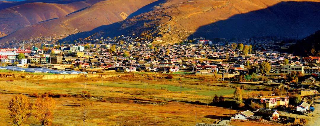 བོད་ཁང་སྒྱུ་རྩལ་གྱི་ཕ་ས་རྟའུ་རྫོང་གི་འཕེལ་རྒྱས་ལ་ཕྱི་མིག་བལྟས་པ།