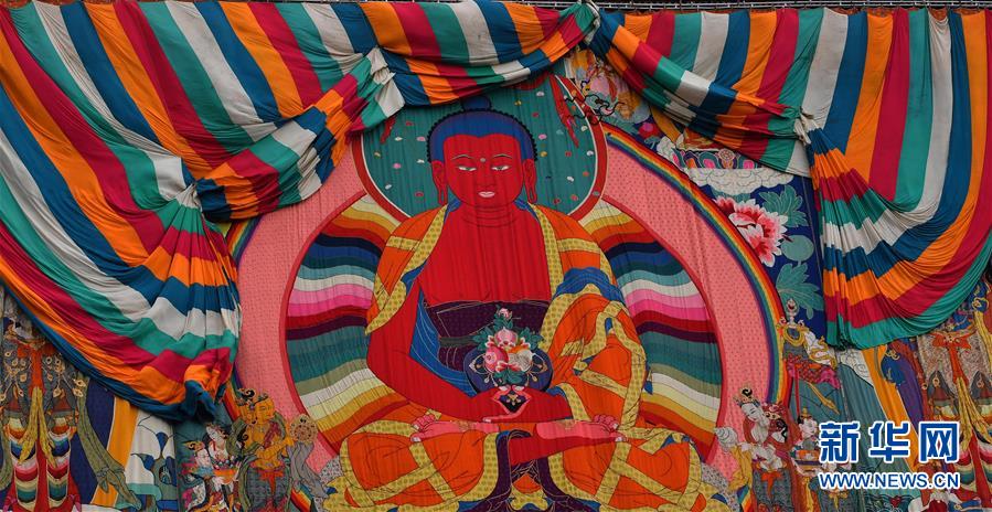 བོད་ལྗོངས་བཀྲ་ཤིས་ལྷུན་པོ་དགོན་པ་ནས་གོས་སྐུ་བཤམས་པ།