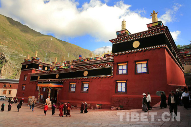 ལོ་ངོ་སུམ་བརྒྱ་རིང་གི་འཛིན་སྐྱོང་སྤེལ་གསུམ། 