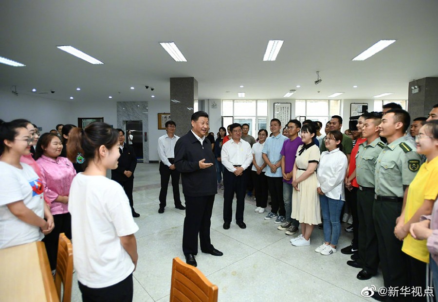 ཞི་ཅིན་ཕིང་གིས་སློབ་ཆེན་སློབ་མར་ཕུགས་འདུན་ཆེན་པོ་དང་ནན་ནན་ཏནཏན་གྱིས་རྒྱལ་ཁབ་ཀྱི་རྐང་འཛིན་དང་ཀ་བ་བྱེད་དགོས་པའི་སྐུལ་ལྕག་གནང་བ།