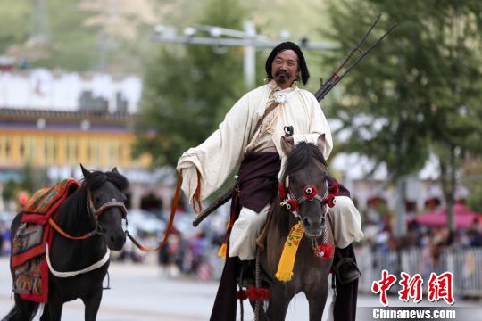 མཚོ་སྔོན་ཡུལ་ཤུལ་ཁྲོམ་གཞུང་དུ་སྐོར་སྐྱོད་འཁྲབ་སྟོན་བྱས་པ།