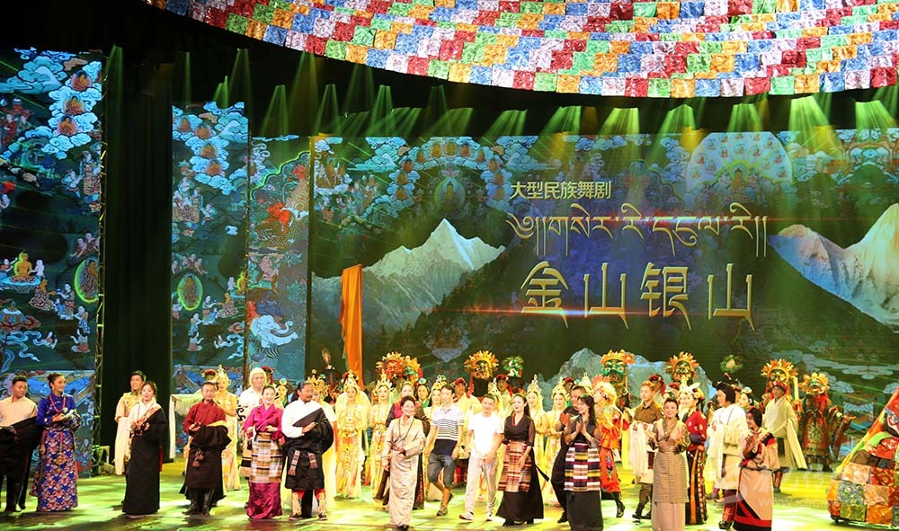 བོད་མི་རིགས་ཀྱི་སེམས་ཁམས་དང་འཚོ་བ་མཚོན་བྱེད་ཀྱི་བྲོ་གར་ཆེ་གྲས་ཏེ《གསེར་རི་དངུལ་རི》ཞེས་པ་ཁྲེང་ཏུའུ་རུ་འཁྲབ་སྟོན་བྱས།