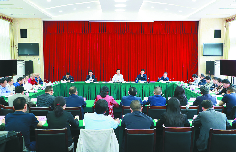རང་ཁུལ་གྱིས་གཉིས་བཀུར་ལས་ཀའི་འགོ་ཁྲིད་ཚོ་ཆུང་གི་གྲོས་ཚོགས་འཚོགས།