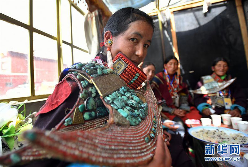 རྨ་བྱའི་རྒྱན་གོས་ཏེ། ལུས་ཐོག་གྱོན་པའི་ལོ་ངོ་སྟོང་གི་ལོ་རྒྱུས།
