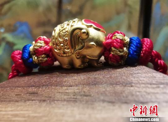 པཎ་ཆེན་སྐུ་ཕྲེང་དང་པོ་ནས་དགུ་བའི་བར་གྱི་འབྲེལ་ཡོད་དངོས་རིག་གོང་མའི་ཕོ་བྲང་དུ་འགྲེམས་སྟོན་བྱ་རྒྱུ།