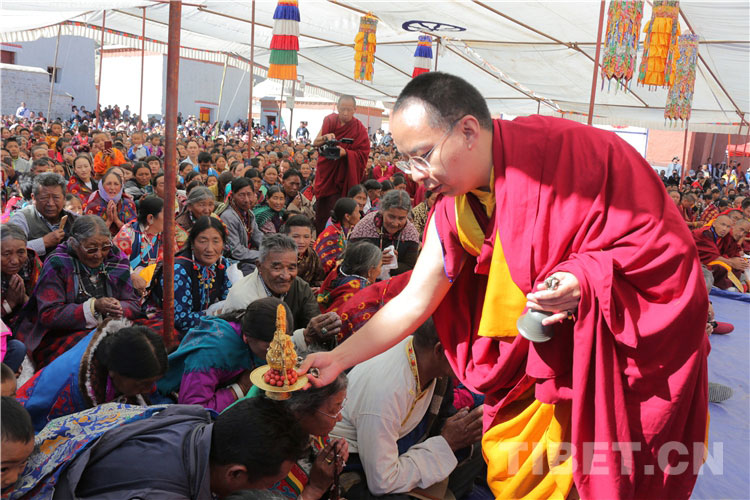 པཎ་ཆེན་མཆོག་གིས་མཐོ་ལྡིང་དགོན་དུ་མང་ཚོགས་ལ་ཚེ་དབང་གནང་ཞིང་གུ་གེའི་གནའ་ཤུལ་ལ་གཟིགས་སྐོར་གནང་།