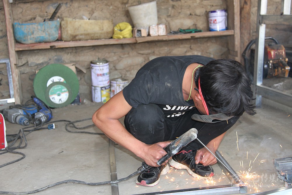 ཚ་ལ་རྒྱག་པའི་ལག་རྩལ་བྱང་ནས་བདེ་སྐྱིད་དཔལ་འབར་བའི་འཚོ་བ་རོལ།