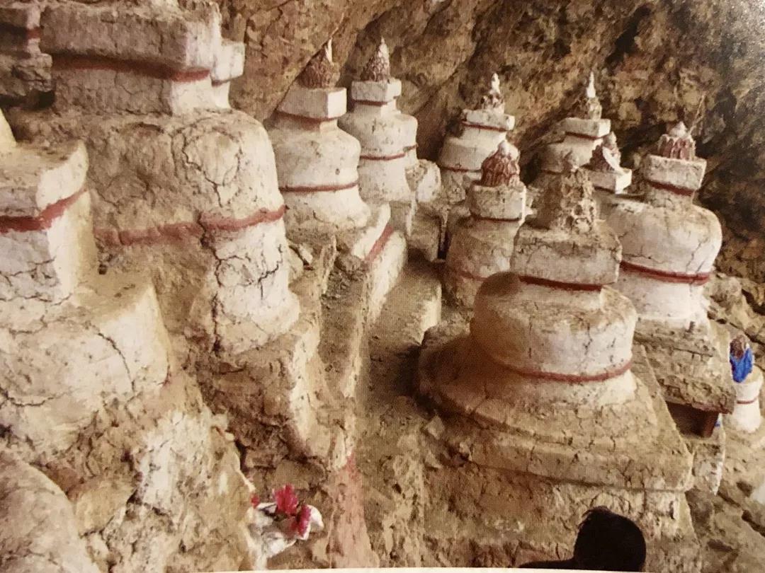 ནང་ཆེན་རྟ་རྣ་དགོན་པའི་གླིང་གི་ཕུ་ནུ་སུམ་ཅུའི་གདུང་འབུམ།