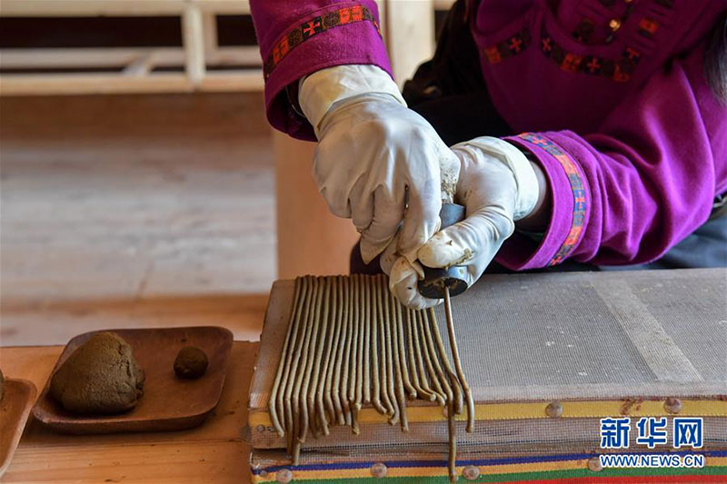 བོད་སྤོས་བཟོ་མཁན་ན་གཞོན་རྒྱུན་འཛིན་པ།