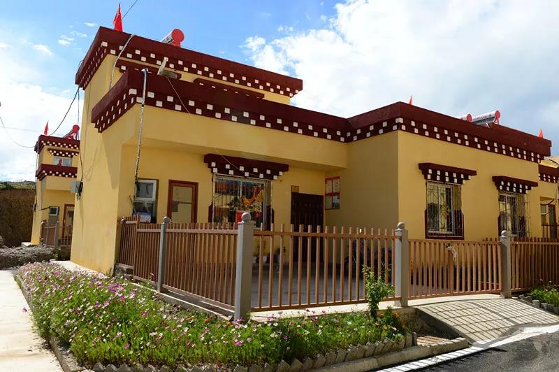 གནས་འདིའི་དབུལ་ཕོངས་དུད་ཁྱིམ་རྣམས་གཞལ་ཡས་ཁང་དུ་གནས་སྤར་འདུག