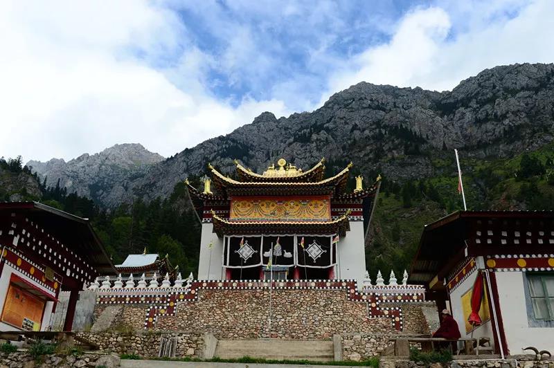 མ་འོངས་པའི་ཡུལ་སྐོར་ལྟེ་གནས་ཏེ། མཛོད་དགེའི་བྲག་དཀར།