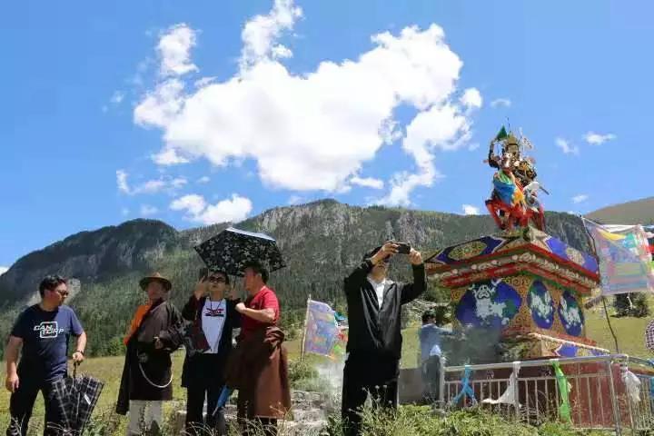གེ་སར་ཆེད་མཁས་པ་ཚོས་འཇོ་མདའི་གེ་སར་གནས་རི་ལ་རྟོག་ཞིབ་གནང་།