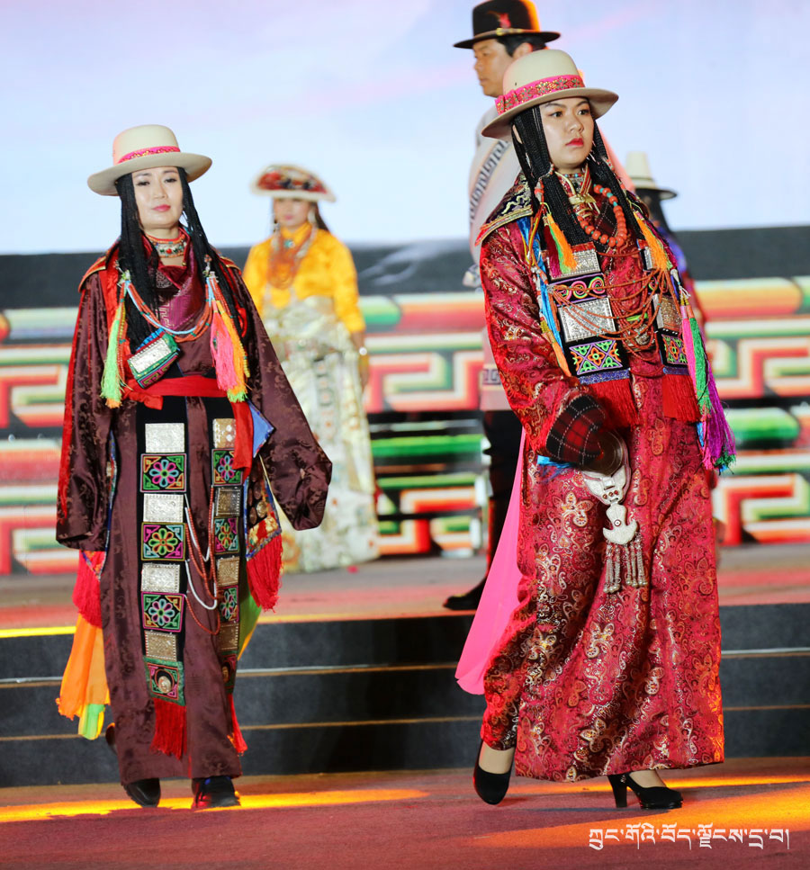 མཚོ་ལྷོ་དག་པའི་ཞིང་ཡིན། མཇལ་འཛོམས་ལས་ཀྱི་རྒྱན་ཡིན།