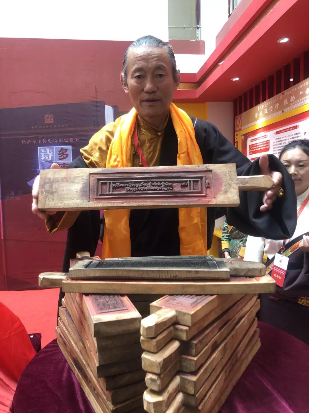 སྒྲུང་པ་ཨ་ཉིད་ཀྱིས་སྒྲུང་གི་པར་ཤིང་རིགས་ལྔ་སྡེ་དགེ་པར་ཁང་ལ་ཕུལ།