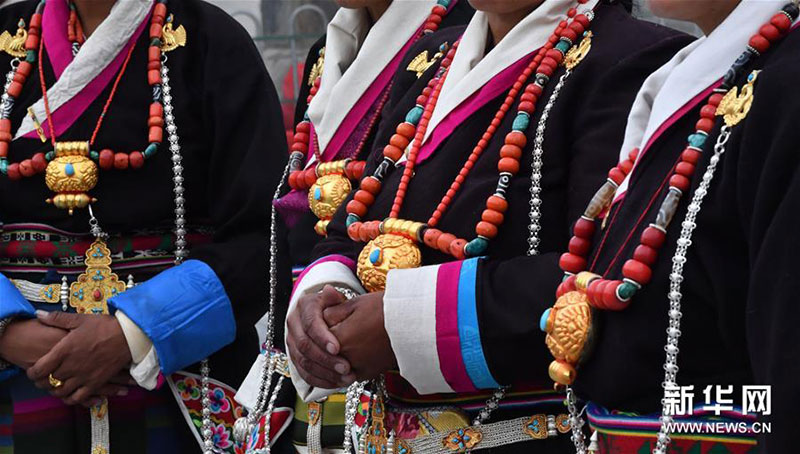 སྐྱིད་གྲོང་གི་རྒྱན་གོས།