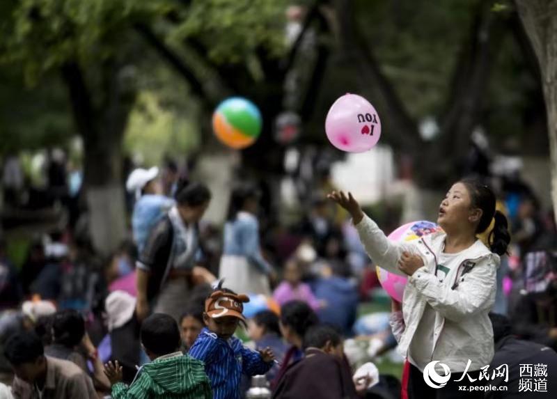 ལྷ་སར་ཞོ་སྟོན་དགའ་གཏོང་བྱེད།