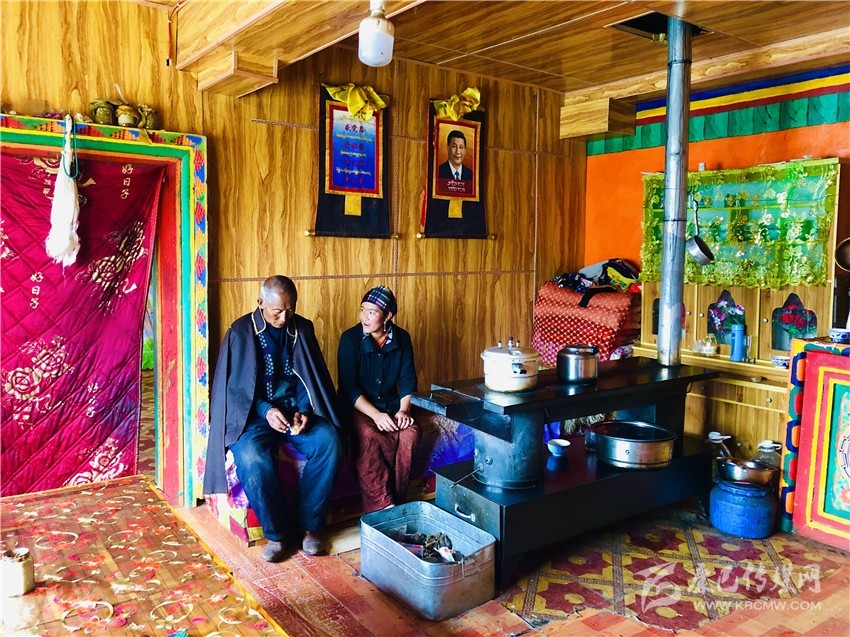སྡོད་ཁང་གསར་པར་སྤོས་ནས་འཚོ་བ་སྐྱིད་པོ་རོལ།འབྲོག་པའི་གདོང་ལ་དགའ་སྤྲོའི་འཛུམ་མདངས་རྒྱས།