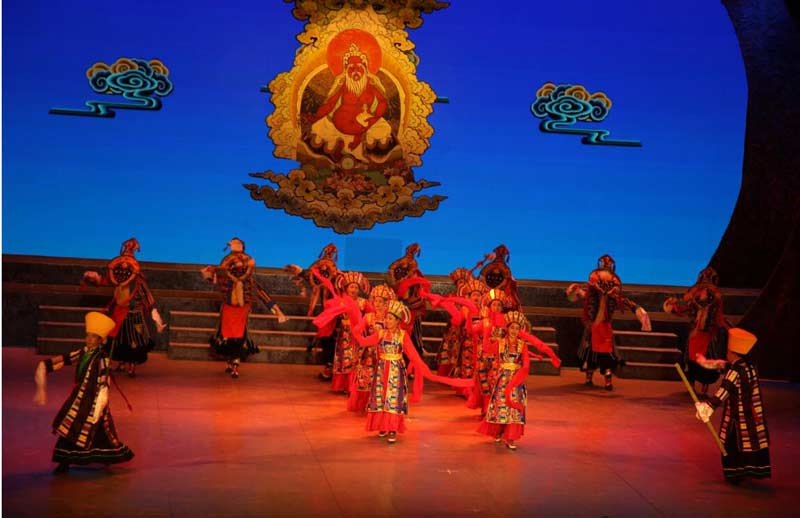 སྲོལ་རྒྱུན་ལྷ་མོའི་གར་སྟེགས་ཟློས་གར《གཟུགས་ཀྱི་ཉི་མ》ཐོག་མར་འཁྲབ་སྟོན་བྱས་པ།