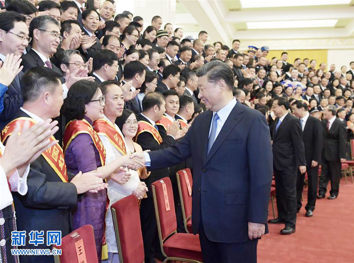 ཞི་ཅིན་ཕིང་ནས་རྒྱ་གྲམ་དམར་པོ་ཚོཊ་པའི་འཐུས་མི་དང་མཇལ་འཕྲད་གནང་བ།