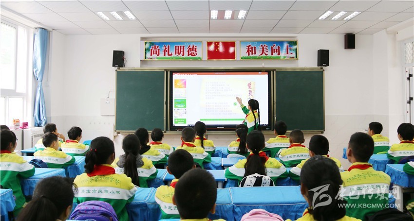 དར་མདོ་གྲོང་ཁྱེར་མི་རིགས་སློབ་ཆུང་གིས་སློབ་འགོ་ཚུགས་པའི་སློབ་ཐུན་དང་པོའི་འགོ་ཡག་པོ་བཙུགས།