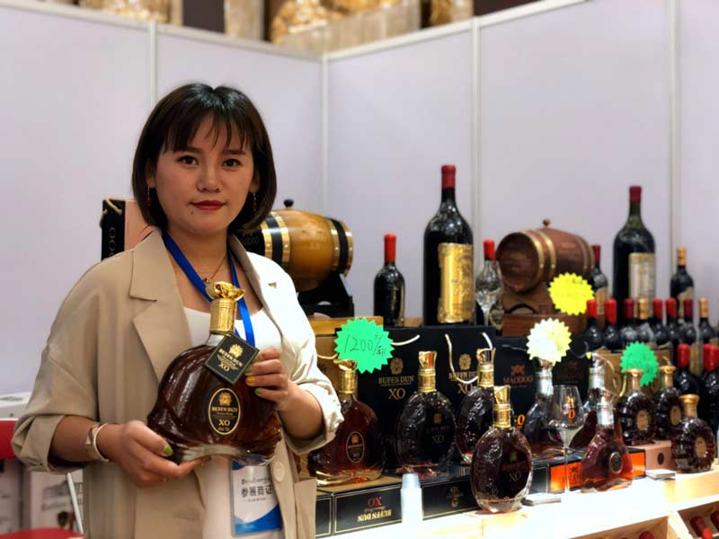 ཞོ་སྟོན་སྟེང་ཀྲུང་གོ་དང་ཕྱི་རྒྱལ་གྱི་ཚོང་ཟོག་མང་པོ་ཐོན་ཡོད་པ།