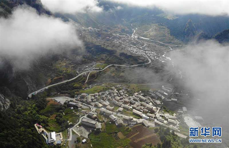 སྨུག་པའི་ཁྲོད་ཀྱི་བྲག་སྒམ་ནང་མཛེས་ལྗོངས་ཁུལ།