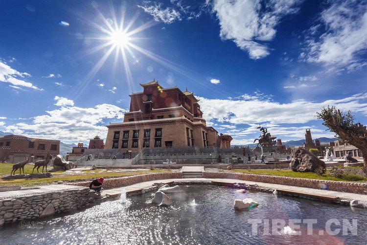 དཀར་མཛེས་རྫོང་གེ་སར་གྲོང་གི་ཡུལ་སྐོར་ཚོང་གཉེར་དང་སྐབས་གཉིས་པའི“འབྲུག་མོས་སྟོན་བསུའི”བྱེད་སྒོ་སྤེལ་ལ་ཉེ།