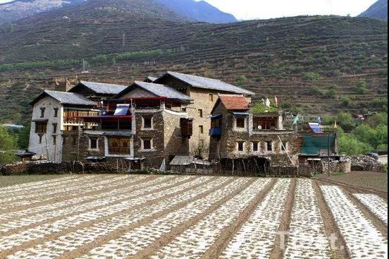 གསར་བརྗེའི་གནས་རྙིང་ལྗོངས་སྐོར་གྱིས་མང་ཚོགས་ཀྱི་ཡོང་སྒོ་འཕར།