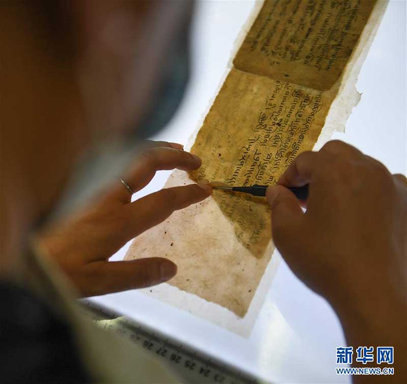 བོད་ལྗོངས་ཀྱིས་རྩ་ཆེ་ལ་སྟོངས་ཉེར་ཡོད་པའི་དཔེ་རྙིང་ཚད་ལྡན་ཡིག་ཆ་ཤོག་ལྷེ་3000ལྷག་ཙམ་ཉམས་གསོ་བྱས་པ།