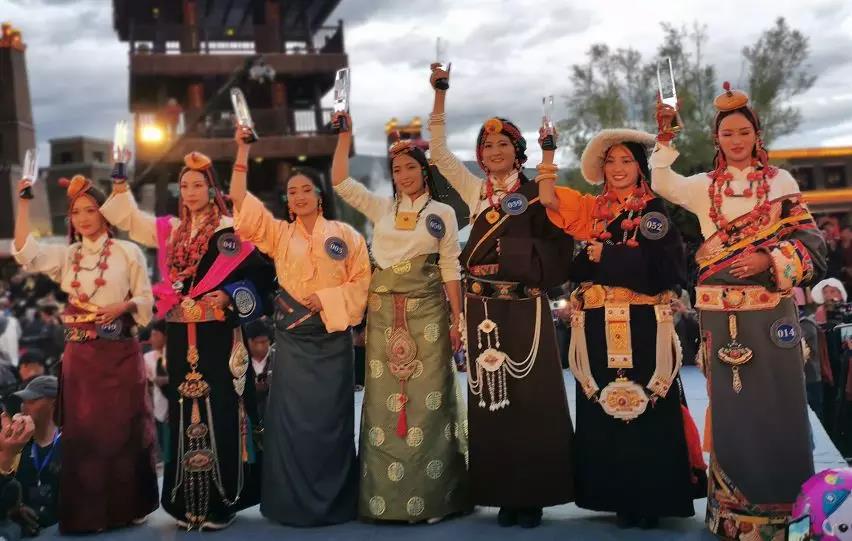 དཀར་མཛེས་རྫོང་གིས་སེང་ལྕམ་འབྲུག་མོ་བདམས་པ།