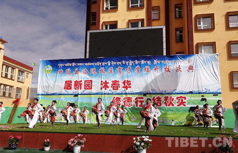 སི་ཁྲོན་དཀར་མཛེས་རྫོང་གི་ཐག་རིང་འབྲོག་ཁུལ་གྱི་ཤེས་ལྡན་མི་སྣ་སྐྱེད་སྲིང་སློབ་གྲྭས་སྐབས་དང་པོར་སློབ་མ་1717བསུས་པ་རེད།