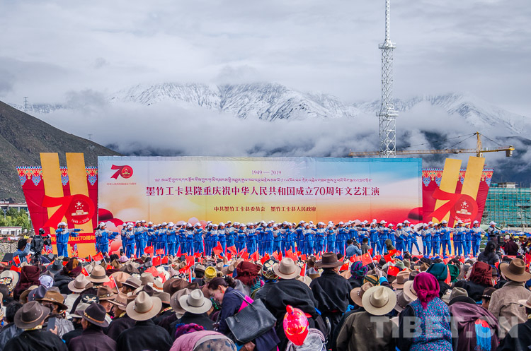 སྲོང་བཙན་གྱི་འཁྲུངས་ཡུལ་དུ་གླུ་ལེན་གར་འཁྲབ་ཀྱིས་མེས་རྒྱལ་ལ་རྟེན་འབྲེལ་ཞུས་པ།