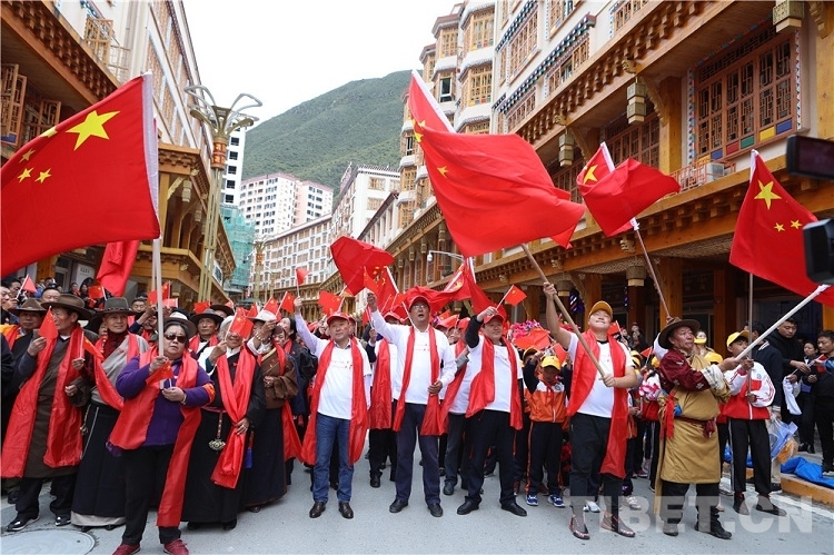 སྡེ་དགེ་ནས་མི་སྟོང་ཕྲག་གིས་སྤྲོ་སེམས་འཁོལ་བའི་ངང་《ང་དང་ང་ཡི་མེས་རྒྱལ》ཞེས་པའི་བོད་སྐད་ཀྱི་གླུ་གཞས་བཏང་སྟེ་“ང་རང་ཀྲུང་གོ་ལ་དགའ་བའི”བརྩེ་དུང་ཟབ་མོ་མཚོན་པར་བྱས།