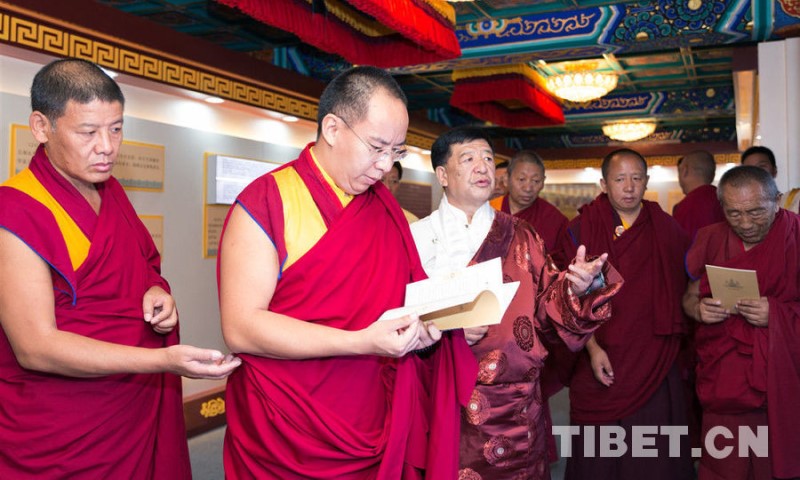 པཎ་ཆེན་སྐུ་ཕྲེང་བཅུ་གཅིག་པ་མཆོག་གིས་ཀྲུང་གོའི་བོད་བརྒྱུད་མཐོ་རིམ་ནང་བསྟན་སློབ་གླིང་དུ་གཟིགས་ཞིབ་གནང་བ།