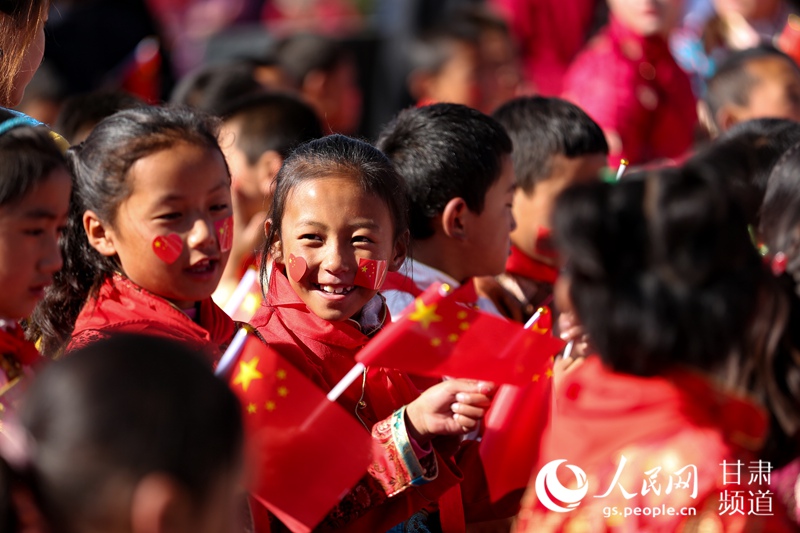 “ཨ་ཕ་ཨ་མ་དང་མཉམ་དུ་རྒྱལ་དར་ལ་གུས་འདུད་ཞུ།”