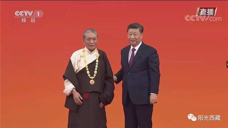 སྤྱི་ཁྱབ་ཧྲུའུ་ཅི་ཞི་ཅིན་ཕིང་གིས་རག་སྡིས་ལ་གཟེངས་རྟགས་གནང་པ་རེད།