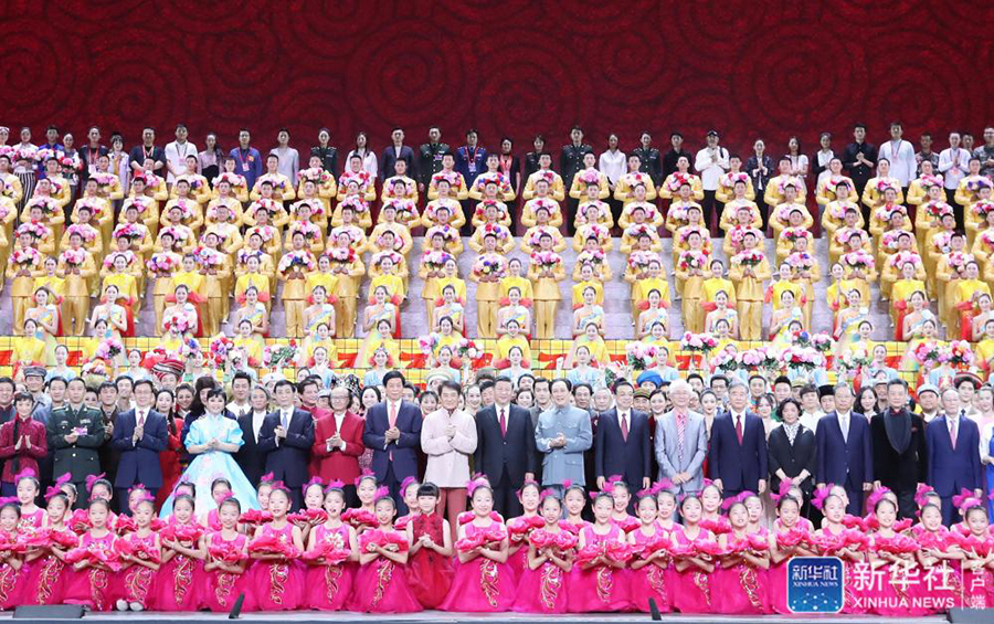 ཀྲུང་ཧྭ་མི་དམངས་སྤྱི་མཐུན་རྒྱལ་ཁབ་དབུ་བརྙེས་ནས་ལོ་ངོ་༧༠འཁོར་བར་རྟེན་འབྲེལ་ཞུ་བའི་རིག་རྩལ་མཚན་ཚོགས་ཆེ་གྲས་པེ་ཅིང་དུ་གཉེར་བ།