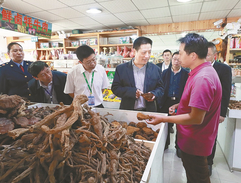 ལིའུ་ཁྲེང་མིང་གིས་འབོ་ཞབས་གྲོང་རྡལ་དུ་ཡུལ་སྐོར་ཁྲོམ་རའི་སྒྲིག་ལམ་ལ་བརྟག་ཞིབ་བྱས།