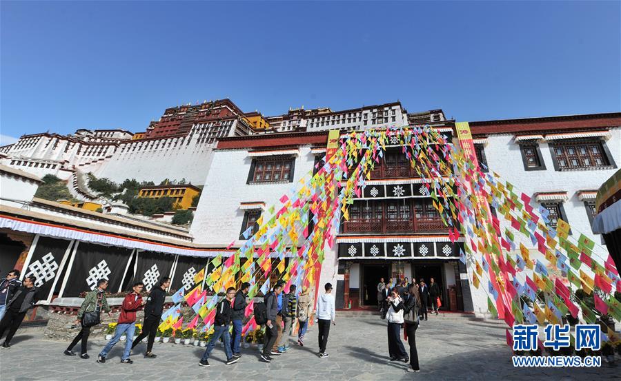 《ལོ་རྒྱུས་ཀྱི་དཔང་པོ》ཞེས་པའི་རིག་དངོས་འགྲེམས་སྟོན་ཕོ་བྲང་པོ་ཏ་ལའི་གཅེས་ནོར་ཁང་དུ་སྤེལ་བ།