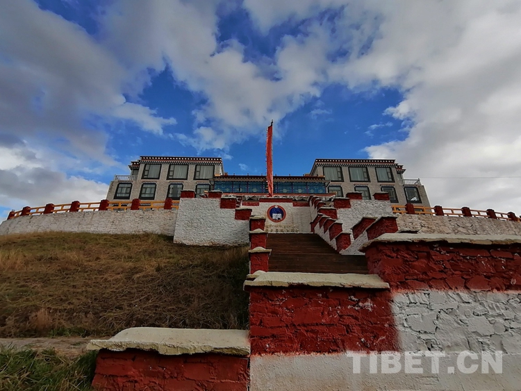 སི་ཁྲོན་རྔ་བའི་ཞང་བོད་སྒྱུ་རྩལ་སློབ་གྲྭར་བཅར་འདྲིར་ཕྱིན་ཏེ་ཐང་ག་རྒྱུན་འཛིན་བྱེད་པའི་རྗེས་རབས་པར་རྒྱུས་ལོན་བྱས།