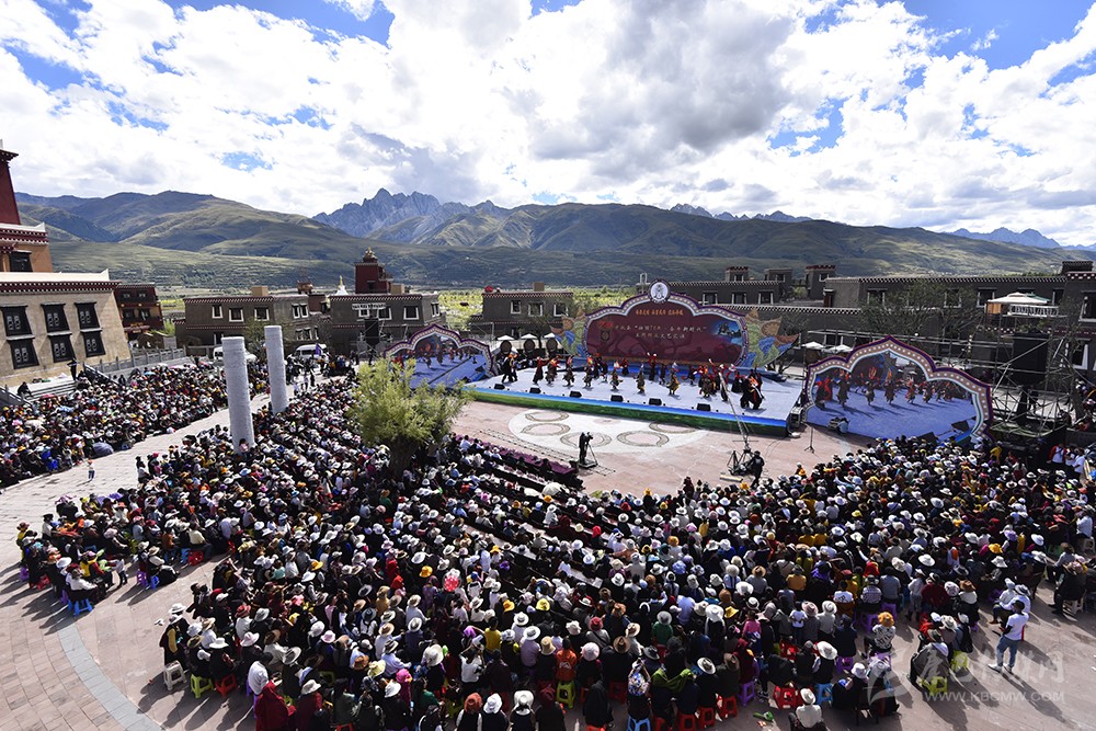 དཀར་མཛེས་རྫོང་གིས་གེ་སར་མཁར་རྫོང་སྒོ་ཕྱེས་པ་ནས་བཟུང་ཡུལ་སྐོར་བ་འབུམ་ལྷག་ལ་སྣེ་ལེན་བྱས།