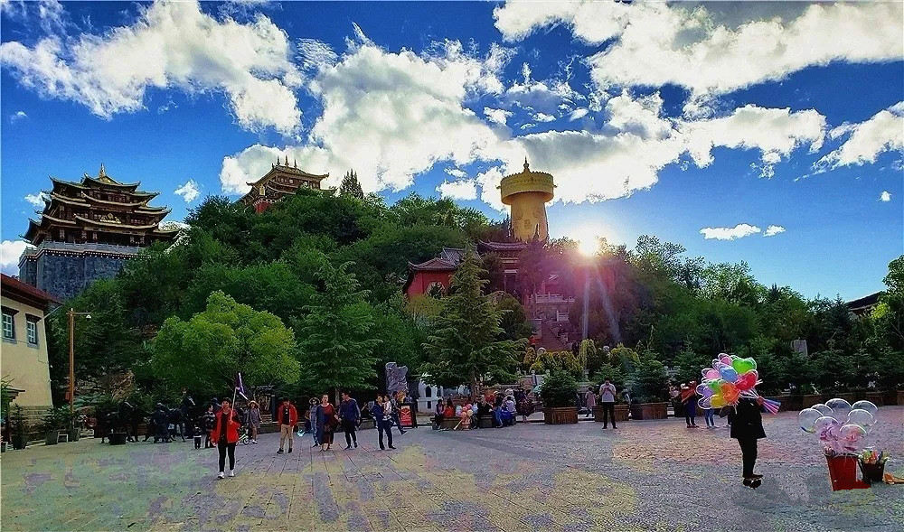 གསོན་ཤུགས་རྣམ་པར་རྒྱས་པའི་རྡོ་མཁར་རྫོང་།