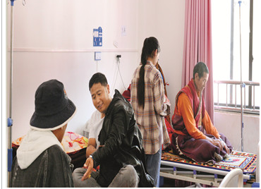 ཝུན་ཅང་ཆུས་ཀྱིས་ལྷག་བསམ་རྣམ་དག་གིས་གསེར་རྟ་རྫོང་གི་སྨན་བཅོས་འཕྲོད་བསྟེན་ལ་ཁ་གཏད་རོགས་སྐྱོར་བྱས།
