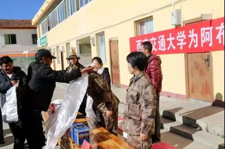 སྨན་བཅོས་བྱེད་སྒོ་སྤེལ་ཏེ་དབུལ་བྲལ་ཡོང་བར་རམ་འདེགས་བྱས།