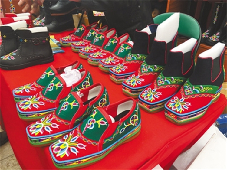 བོད་རང་སྐྱོང་ལྗོངས་ཀྱི་ཐོན་ལས་གནད་སྨིན་དབུལ་སྐྱོར་གྱི་གྲུབ་འབྲས་འགྲེམས་སྟོན་ཏེ་ཐོན་ལས་གཟི་འོད་ཀྱིས་འབྱོར་འབྲིང་ལམ་བུ་གསལ་བ་བྱས་པ།