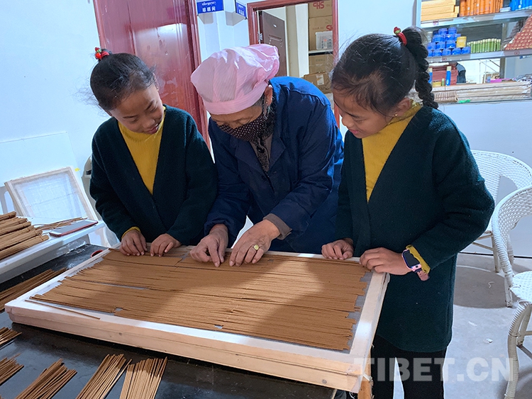 མཚོ་སྔོན་ཡུལ་ཤུལ་གྱི་མངོན་མིན་རིག་གནས་ཤུལ་བཞག་རྒྱུན་འཛིན་པ་ནམ་མཁའ་ཡིས་སྲོལ་རྒྱུན་གྱི་བོད་སྤོས་ལག་ཤེས་བཟོ་རྩལ་རྒྱུན་འཛིན་བྱས་པ།